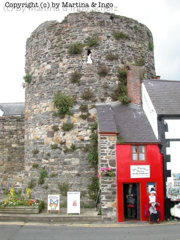dscn0115.jpg - In die Stadtmauer von Conwy eingebettet befindet sich das kleinste Haus Gro�britanniens. Damit man es trotzdem finde, haben die Stadtherren es rot gestrichen *gg*.